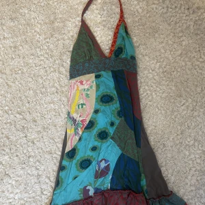 Klänning - Bomullsklänning från Desigual. Knyter runt halsen och öppen rygg. Väldigt kul mönster.