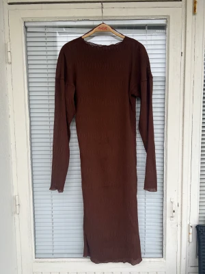 Klänning  - Brun klänning från GinaTricot, aldrig använd. Strl: XS, passar även mig som är en normal strl: S. 