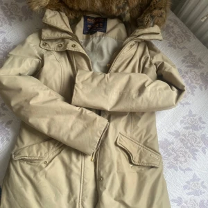 Jacka  - Jacka från woolrich köpt för ca 9000 kr säljer den för 2000 köpt på Sturegallerian i Stockholm. Äkta päls och jackan är i gott skick! Det är en xs men passar en s som mig! Super fin jacka 