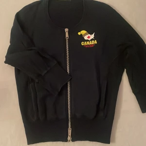 Dsquared2 vintage college - Min kärlek till italienska märken gjorde att jag var tidigt ute och köpte denna Dsquared2 tröja med trekvartsarmar för 15 år sedan. Nyskick  