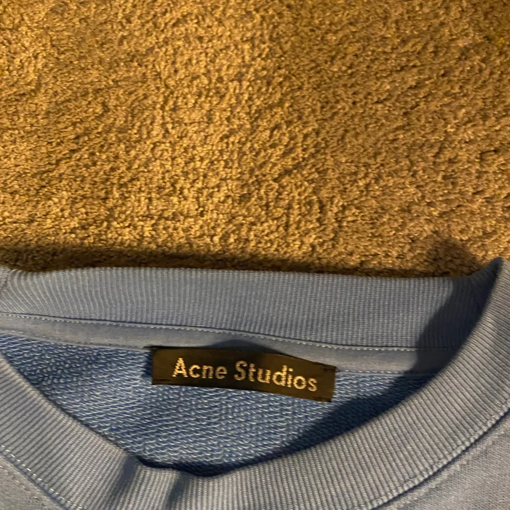 Acne studios crewneck som bara har använts ett få tal gånger . Hoodies.