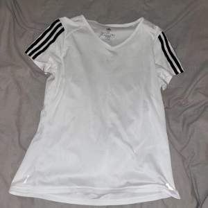 Tränings T-shirt från Adidas Storlek: M