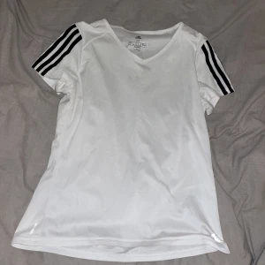 Adidas T-shirt  - Tränings T-shirt från Adidas Storlek: M