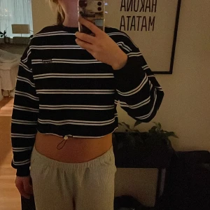 kort sweatshirt från junkyard - en svart och vitrandig sweatshirt men som är lite som en magtröja! Köpte för ungifär 2-3 år sen och känner nu att den inte riktigt är min stil. Har använt den ungefär 1-2 ggr. Frakten ingår i priset! 💗