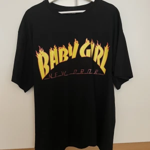 Tshirt  - T-shirt med tryck fram