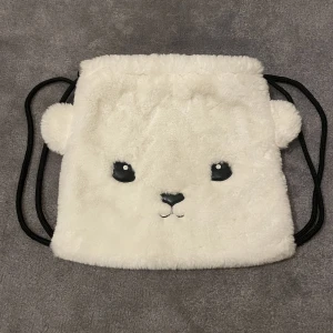 Väska  - En väska men ett gullig ansikte på. Den sitter på ryggen precis som en ryggsäck. Den har aldrig vart använd och är i topp skick. 