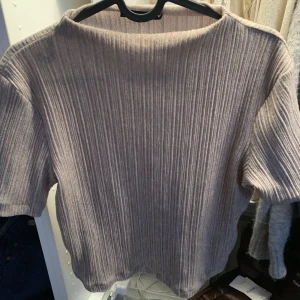 Topp - Säljer denna populära topp från zara då den inte kommer till användning! Frakt tillkommer på 56 kr❤️