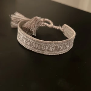 Christian dior armband  - Dior armband i tyg. Går att justera (inte äkta)