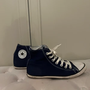 Blå converse - Jag säljer ett par marinblå converse i storlek 37😊 Skicket är ungefär 7/10, de är dock lite smutsiga och därmed priset💘
