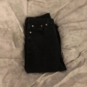 Svarta jeans  - Svarta jeans med designat slitage i benändarna. Super sköna och snygga, har använt dem väl men de är fortfarande i bra kvalitet!