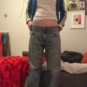 Lågmidjade Baggy Jeans - Säljer nu dessa jättesnygga baggy lågmidjade jeansen från Maverick. Köpte de här på plick men de satt inte riktigt som jag tänkte. Midjemåttet är 78 cm och innerbenslängden är 75 cm. Storleken är uppskattad men dom skulle nog passa en S!