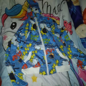 Hoodie  - En as cool hoodie lite små nopprig men syns ej på långhåll,  katt finns I hemmet men rollar av kläderna innan jag skickar 