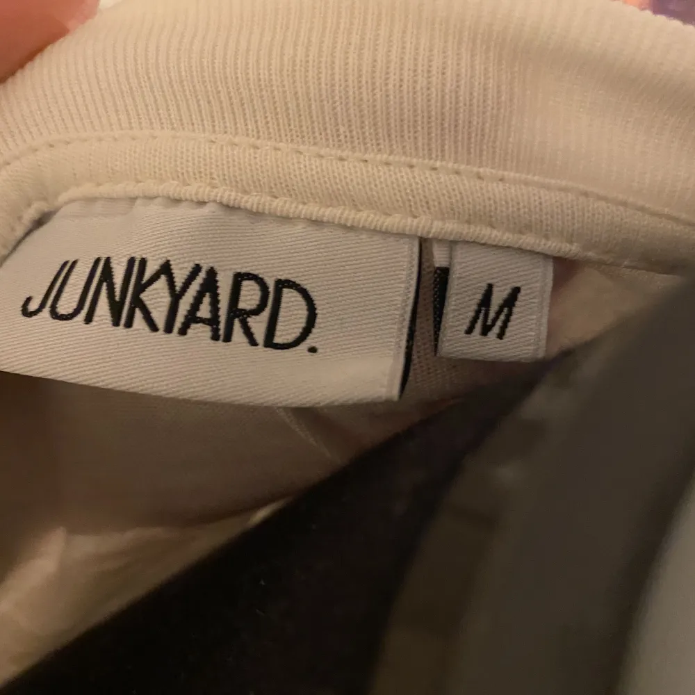 Slutsåld t-shirt från Junkyard med tryck. T-shirts.