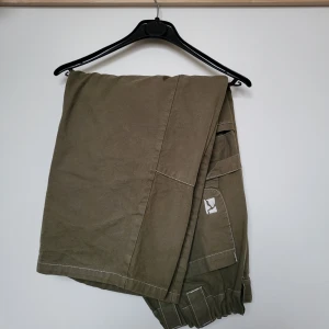 Poetic collective byxor - Gröna snickarbyxor från märket poetic collective. Ings fläckar. Inte särskilt slitna men syns att de använts.