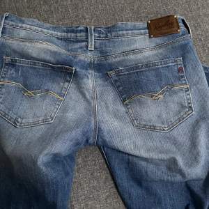 Jätte fina lågmidjade Replay jeans som jag köpt här på Plick men var förstora💗 Innerbenslängd är 86cm och midjemåttet är 85cm💗 Köp direkt för 350kr💗