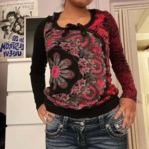 Desigual tröja  - Desigual tröja som är så fin! Använder inte längre så säljer. Köpare står för frakten annars möts jag upp i Sthlm 