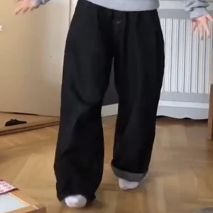 Svarta baggy jeans - Säljer dess super baggy Jeans som passar för både tjejer och killar. Märke är okänt då byxorna köptes utomlands. Jag är 160 lång och så ser byxorna ut på mig. Men skulle kunna säga att storleken är runt S. De är lite lågmidjade strax under naveln:)