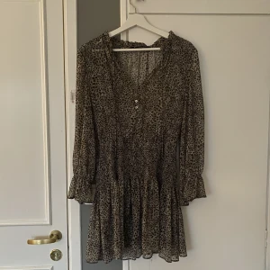 Zara leopard klänning  - Säljer denna populära zara klänningen som inte tillverkas längre, i ny skick❤️