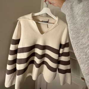 Randig tröja - Randig tröja från Åhléns i storlek S, använd en gång🤍 nypris 500kr, mitt pris 300kr