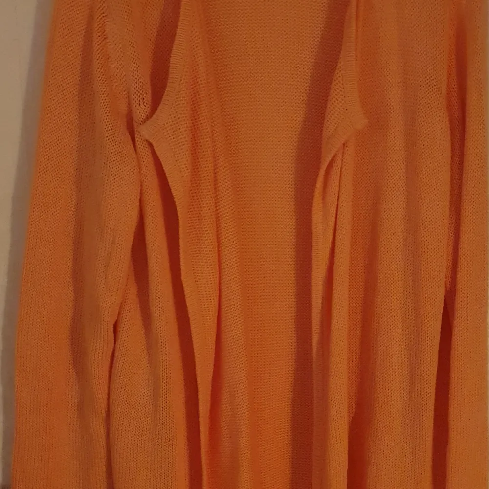 Fin cardigan i stl XL från junarose. Den är ganska stor i storleken. Mer i aprikos färg än orange. . Tröjor & Koftor.