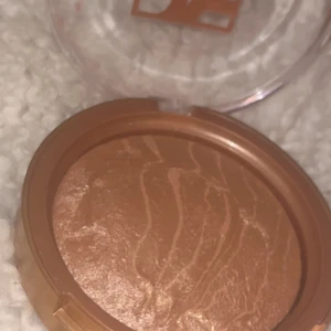 Beauty act bronzer🫶🏼 - Fin shimer bronzer från Beauty act inte alls använd mycket som ny!
