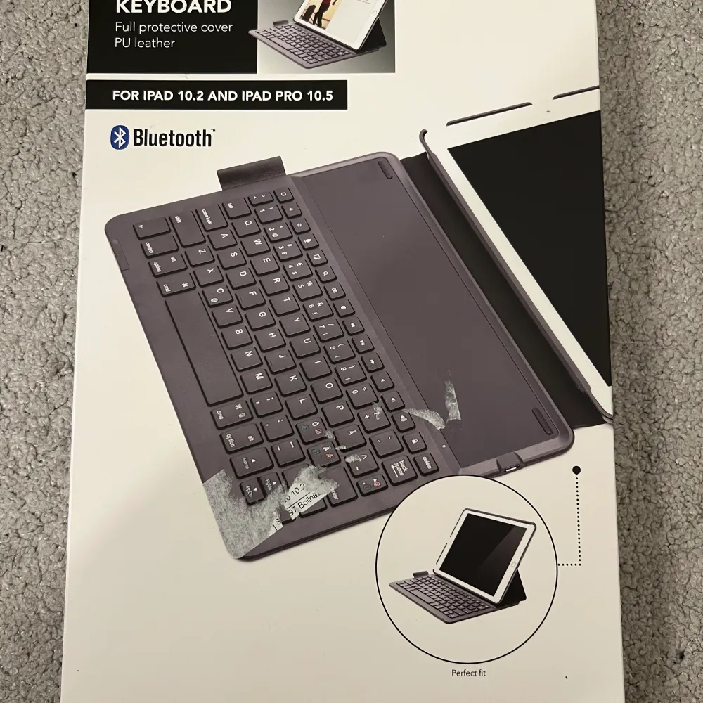 Säljer mitt tangentbord (Bluetooth) till min iPad då jag bara använder datorn när jag skriver. Köpt på Kjell och company för 500kr. Passar IPad 10,2, Pro 10,5 och Air 2019. Ena hörnet är sprucken. Skriv för fler bilder och information! . Övrigt.