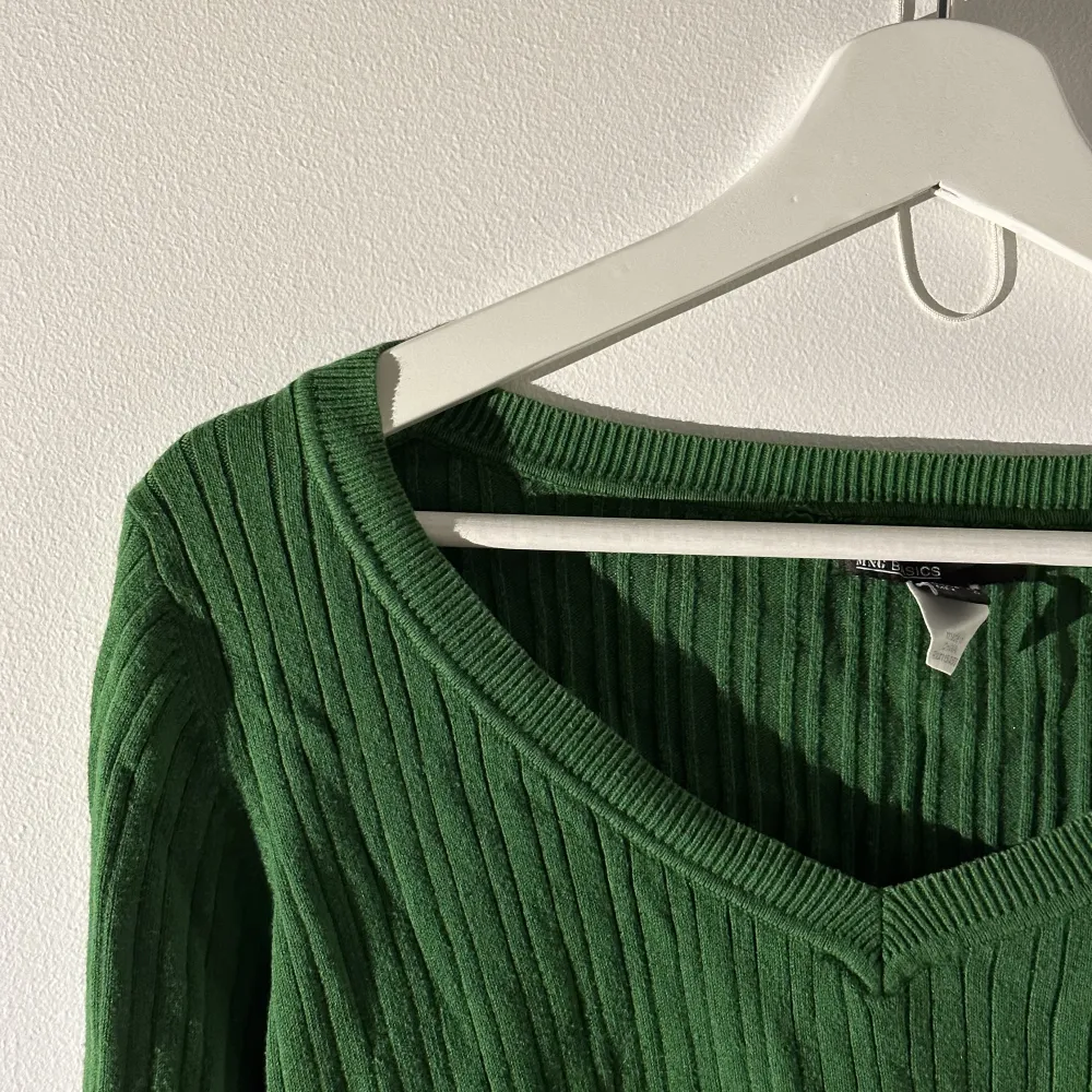 Långärmad grön tröja i bra skick (förutom ett mindre hål, se bild) Perfekt för våren!! 🌸. Toppar.