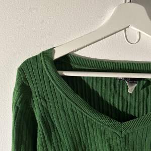 Långärmad grön tröja i bra skick (förutom ett mindre hål, se bild) Perfekt för våren!! 🌸