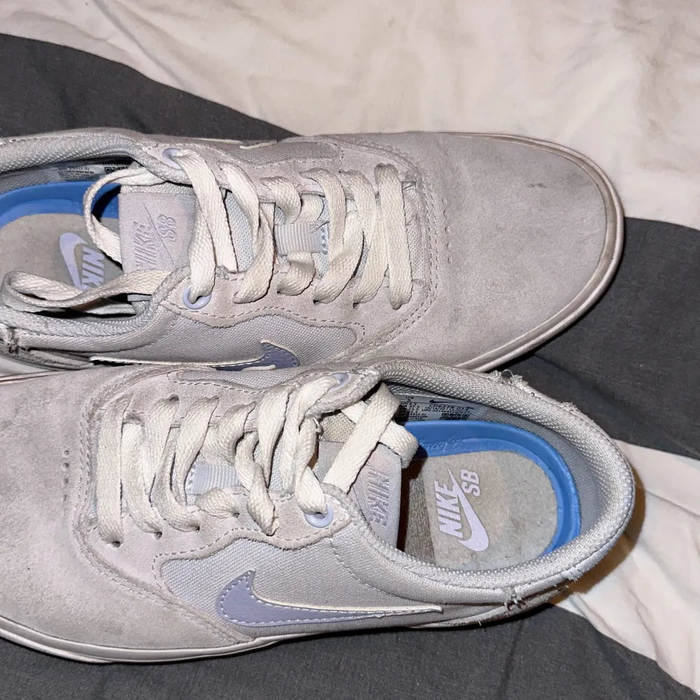 Använda Nike skor i bra skick men skulle behöva en liten puts 😊  . Skor.