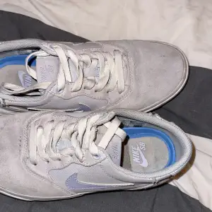 Använda Nike skor i bra skick men skulle behöva en liten puts 😊  