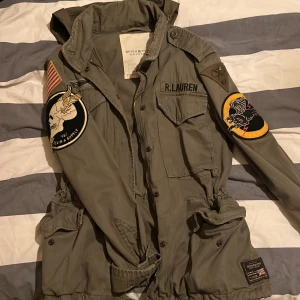 Ralph lauren jacka  - Militär jacka! Nyskick!  Köpt för 2000kr Är som en M men sitter lite oversized på en S