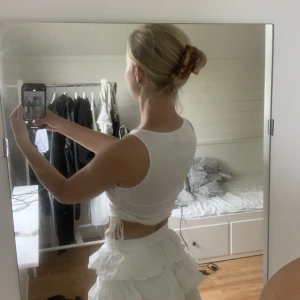 Knyt topp - Super söt topp som har knytdetaljer i sidorna. Passar XS/S och är super snygg på men tyvärr helt oanvänd. Inga defekter 
