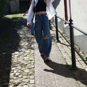 Jeans  - Utsvängda jeans med hål på ens knät, från pull&bear super sköna.  Använt dem mycket men de är i bra skick märks inte att de blivit använda mycket förutom på hålet i knät 