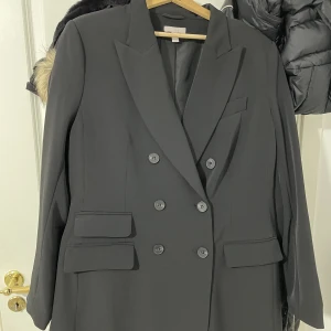 Svart large kavaj  - Det är en kavaj med fickor. Köpte kavajen för 499kr från hm och aldrig haft på mig den pga storleken. Jag skulle köpa den till en specifik dag men den dagen blev inte av och vill inte slänga något nytt. Pris kan diskuteras.