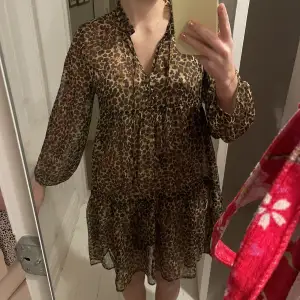 Leopardklänning från zara, använd 1-2 gånger. Knytning vid halsen som man kan knyta eller bara ha öppen. Inkluderar en beige underklänning.