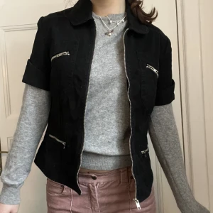 Cool jacka!! - Säljer denna jätte coola jacka som man kan ha som en fest jacka eller utomhus nu i vår❤️Storlek L men sitter som M