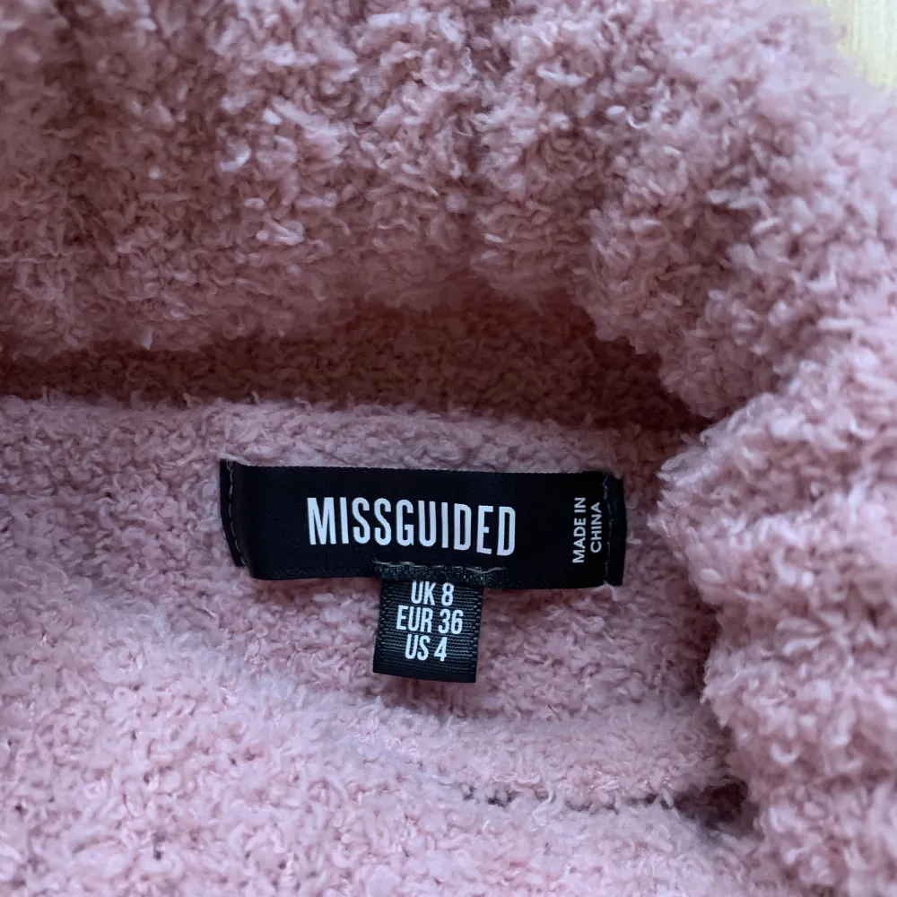 Rosa fluff tröja från Missguided i storlek S. Ribbad design, Polokrage, avslappnad passform. Tröjan passar även till större storlekar!   Knappt använd och säljer då jag glömt bort att jag har haft denna! ❣️. Tröjor & Koftor.