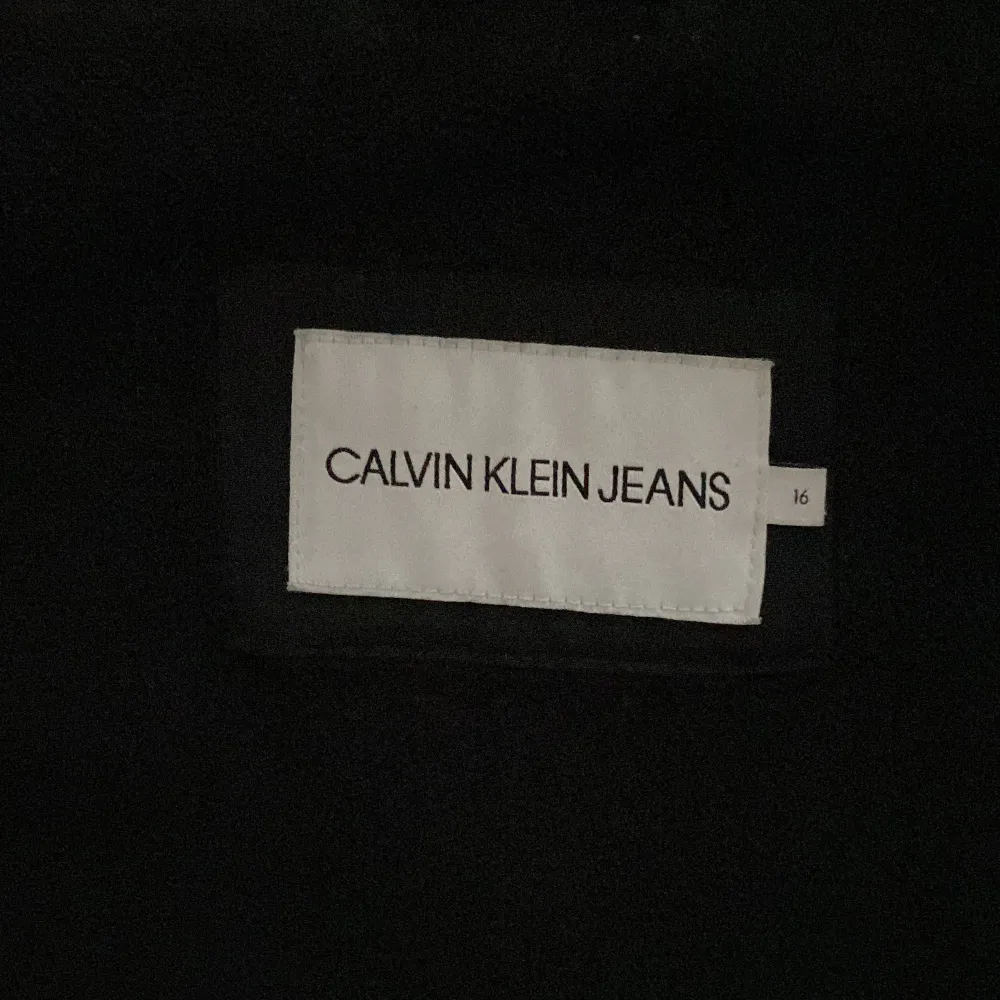 Säljer min Calvin Klein höst/vår jacka för att den är för liten. Strl S. Köpt för 899kr. Använt den en höst. Säljer den för 499kr.. Pris kan diskuteras.. Jackor.
