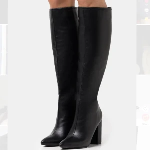 Knee High boots NELLY - Säljer mina boots från Nelly. Aldrig använda. Endast testade. Väldigt bekväma och har en normalhög klack.  Ord pris: 799 kr.  