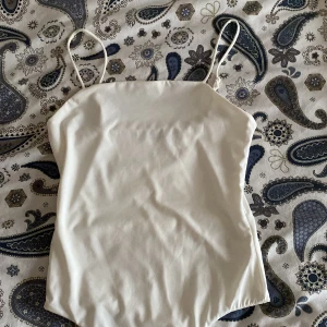 Vit body  - En vit snygg body till sommaren, storlek small. Köpte den på bikbok för 299 kr och säljer den för 150. 