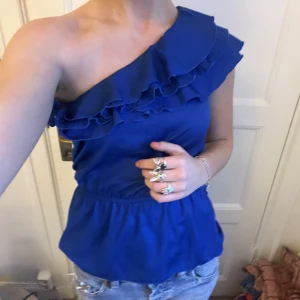 Topp!! - Säljer denna så fina festtopp som är One shoulder i stolek S❤️❤️