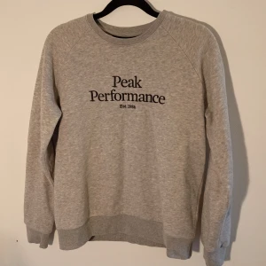 Peak Performance Sweatshirt strl xs  - Säljer denna sweatshirt då den tyvärr  inte kommer till användning  Använd endast TVÅ gånger NYPRIS 1000 sek MITT PRIS 125 sek Köparen står för frakt