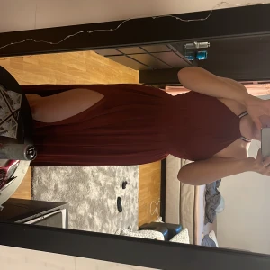 Balklänning  - Röd balklänning som används en gång, tröttnat lite på färgen. Storlek 38, så bekväm och luftig klänning. 