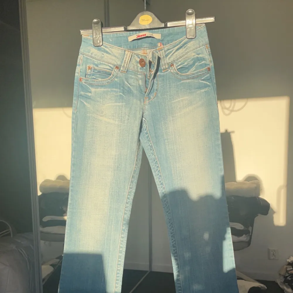 💞(Sålda)💞Ett par snygga lågmidjade jeans som är utsvängda ner till, dom är från only jeans i storlek 26, helt slutsålda!!, jag är 1,64 !! dom har inga defekter !!( skriv för bättre bilder) 💞. Jeans & Byxor.