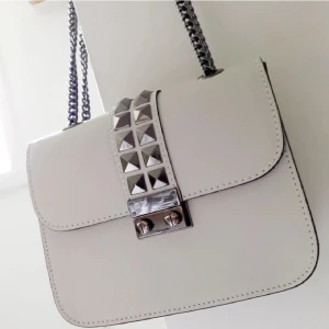 väska med nitar - Grå väska i äkta läder✨️Slutsåld på Chiquelles hemsida✨️Fint skick✨️