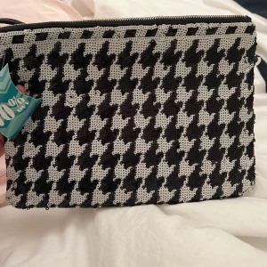 Necessär/väska  - Helt oanvänd väska etikettet på säljes för 20kr 