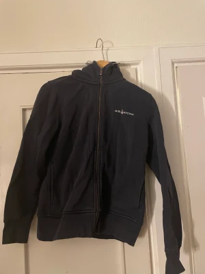 sail racing hoodie  - Marinblå sail racing hoodie som inte kommer till användning längre. Lite använt skick men inga hål, revor fläckar eller liknande. Köpt på nk för strax över 1000kr  Priset kan diskuteras vid snabb affär 💕