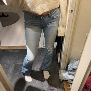 Säljer mina ljusblå lee jeans då de tyvärr blivit försmå för mig:( som referens är jag 172cm lång!! Bra skick☺️