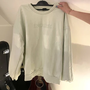 Mintgrön sweatshirt/tjocktröja - Mintgrön tjocktröja med diskret tryck. Varm och skön i bra skick✨