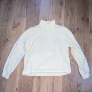 Teddy tröja - Jättegosig teddy tröja från Carlings, acceptabelt skick då det är lite nopprigt på insidan av tröjan som man ser i bild 3. Frakt ingår ej❤️
